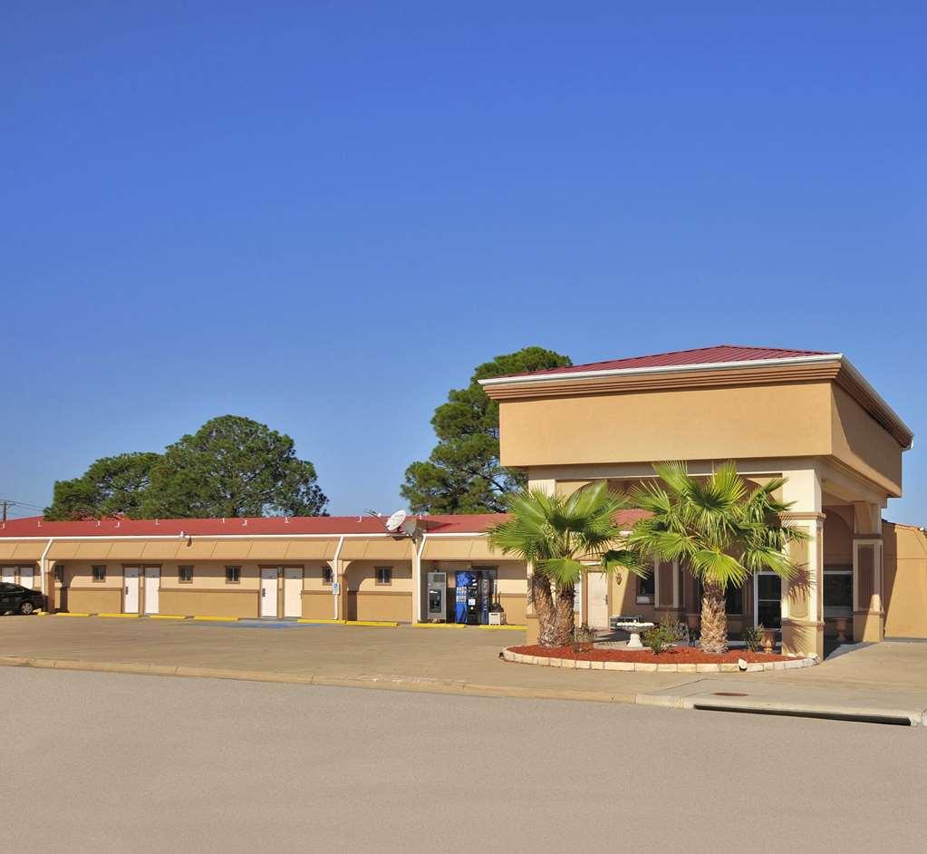 Americas Best Value Inn & Suites-College Station Exterior photo